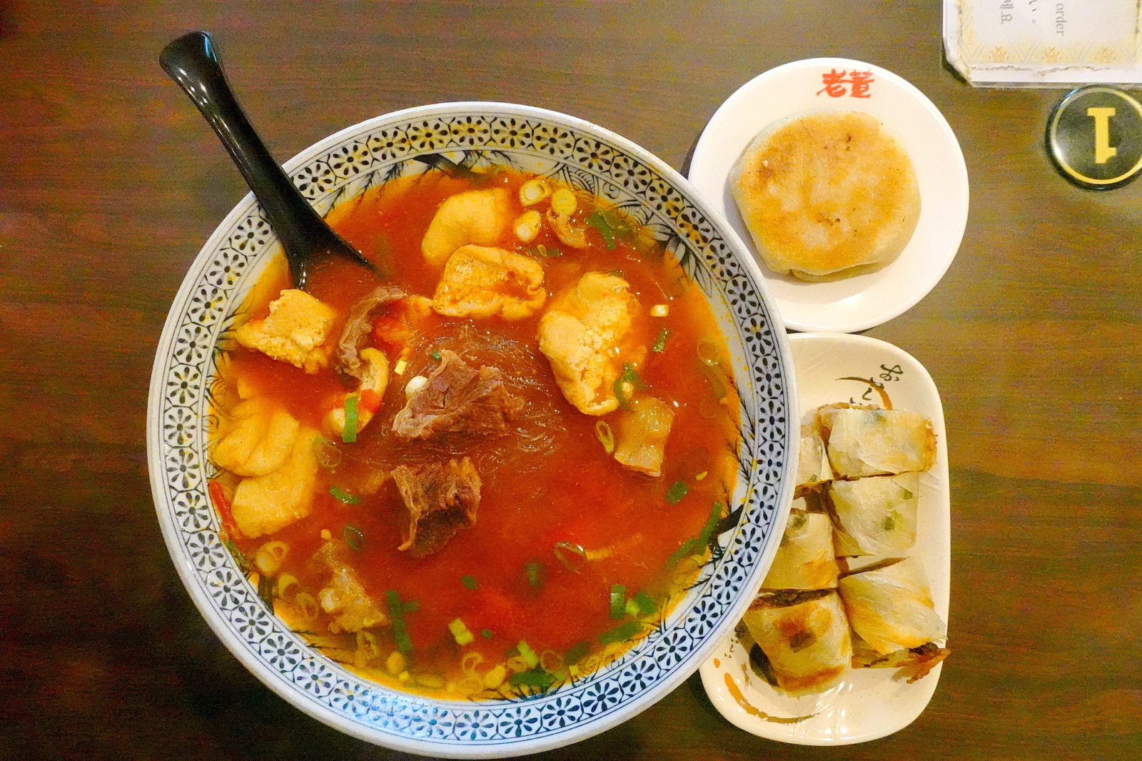 餐點、番茄牛肉細粉(含油豆腐)、牛肉捲餅、牛肉餡餅