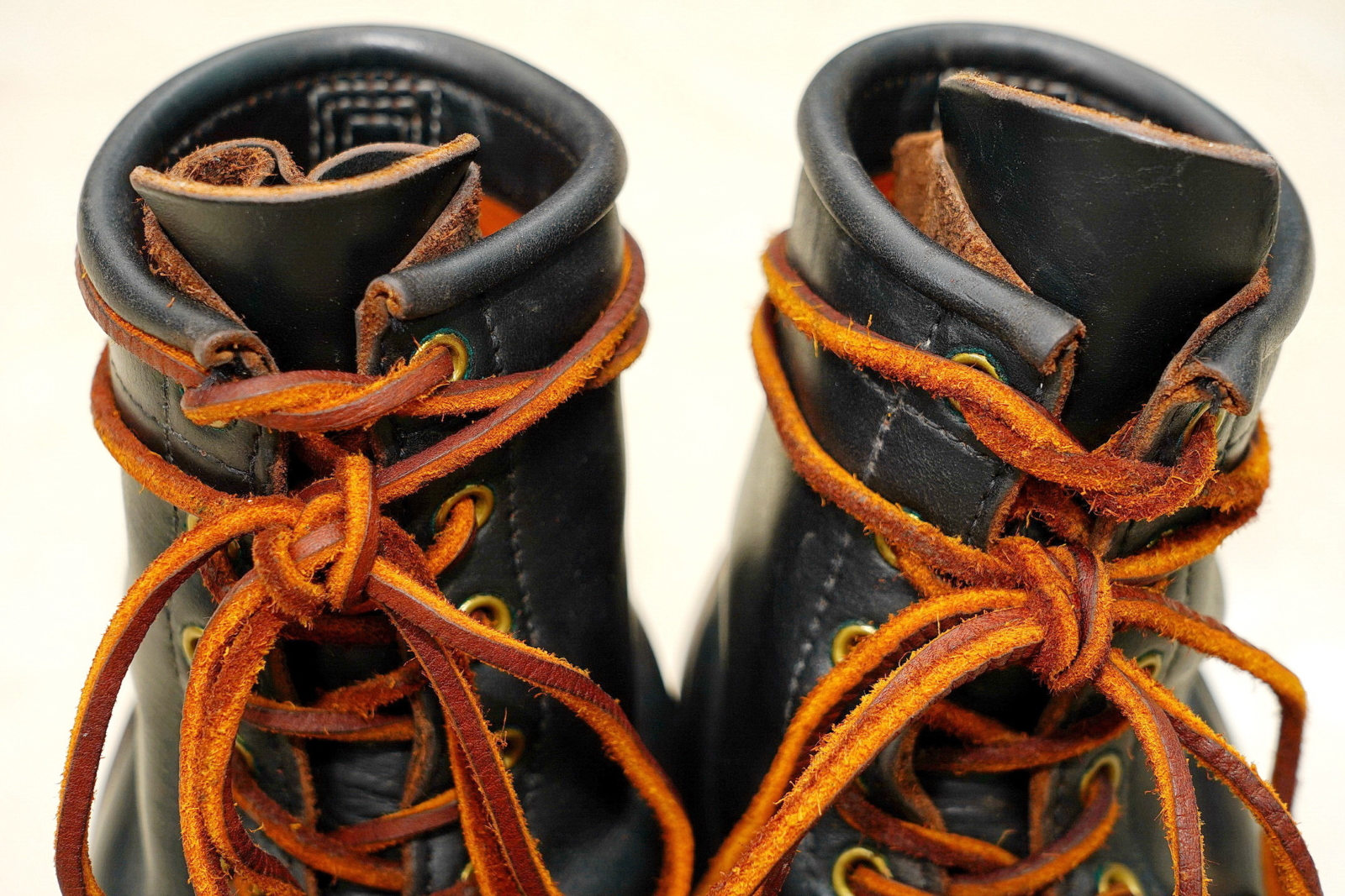 White's Boots Lace to Toe Horween Black,靴筒特寫