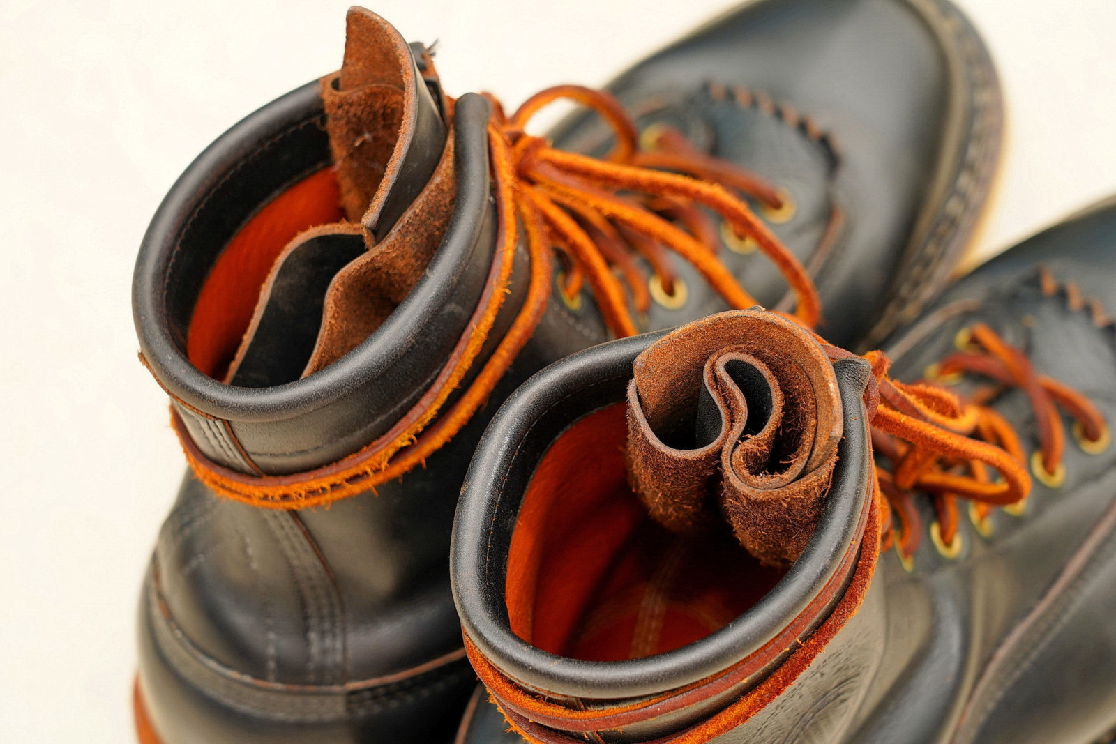 White's Boots Lace to Toe Horween Black,靴筒上緣特寫