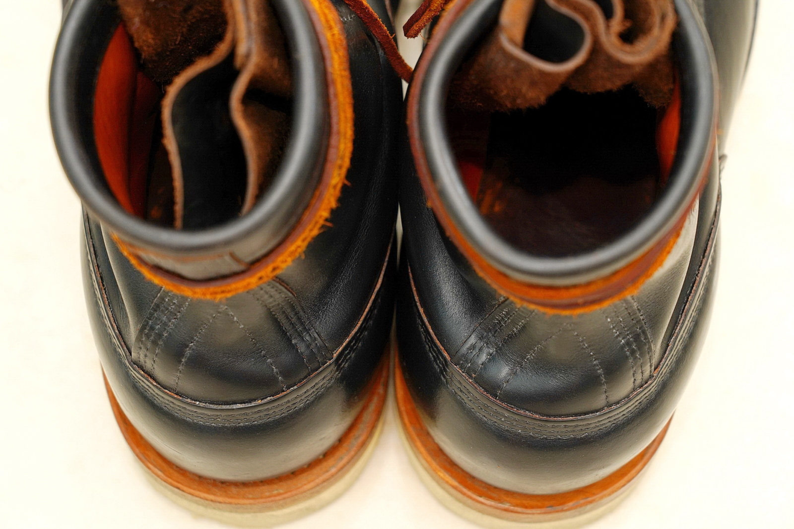 White's Boots Lace to Toe Horween Black,靴跟特寫