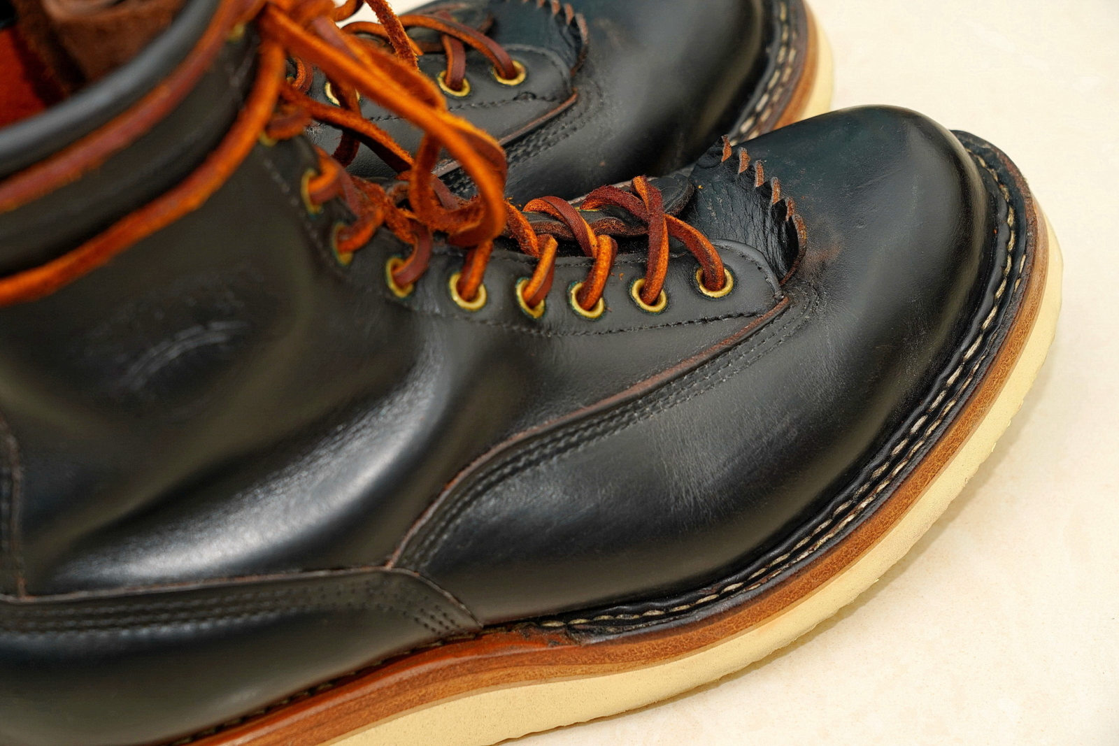 White's Boots Lace to Toe Horween Black,鞋面、沿條特寫