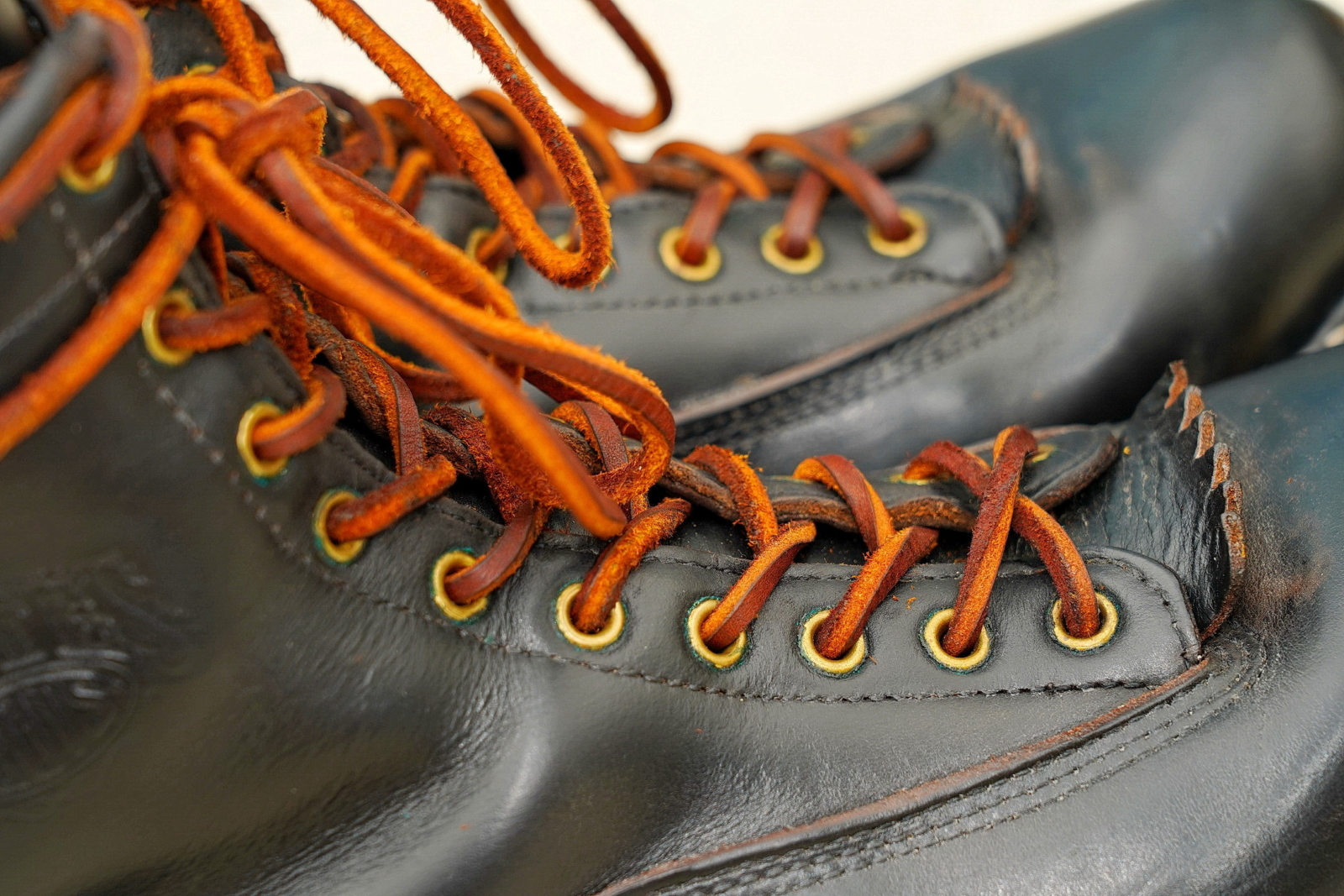 White's Boots Lace to Toe Horween Black,鞋面、鞋帶銅環特寫