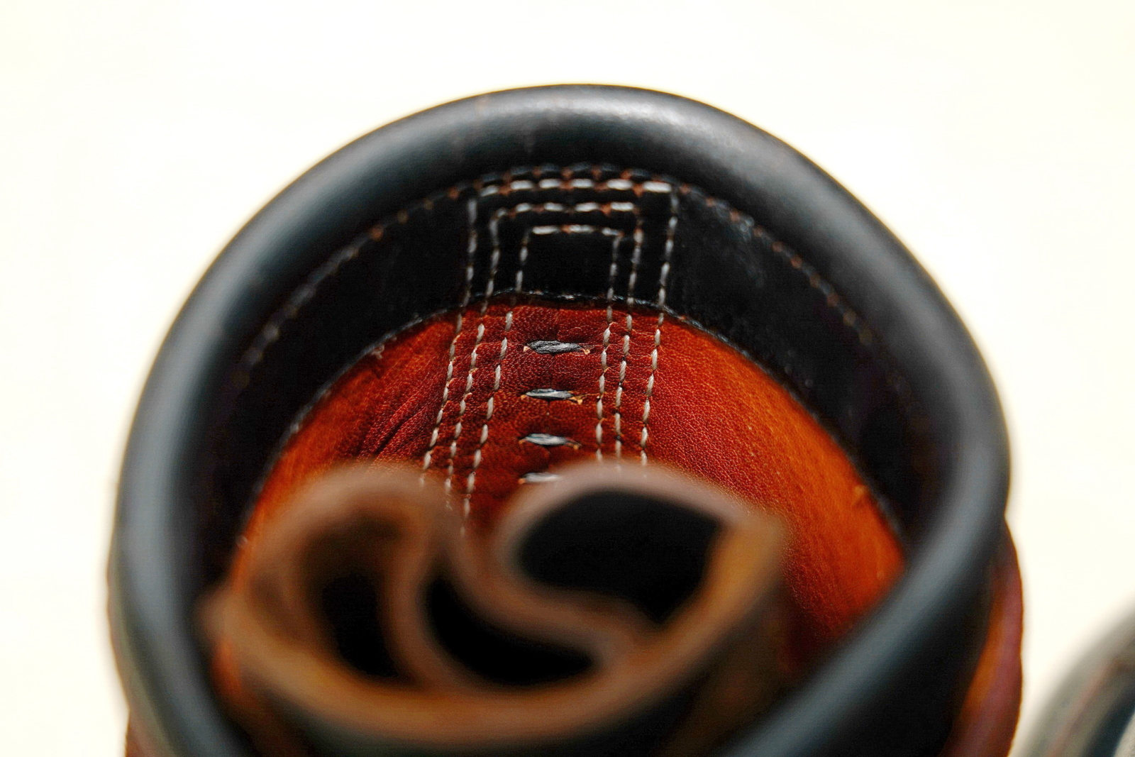 White's Boots Lace to Toe Horween Black,靴筒內縫線特寫