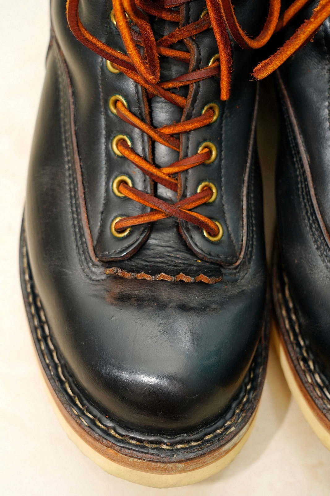 White's Boots Lace to Toe Horween Black,右靴鞋面特寫