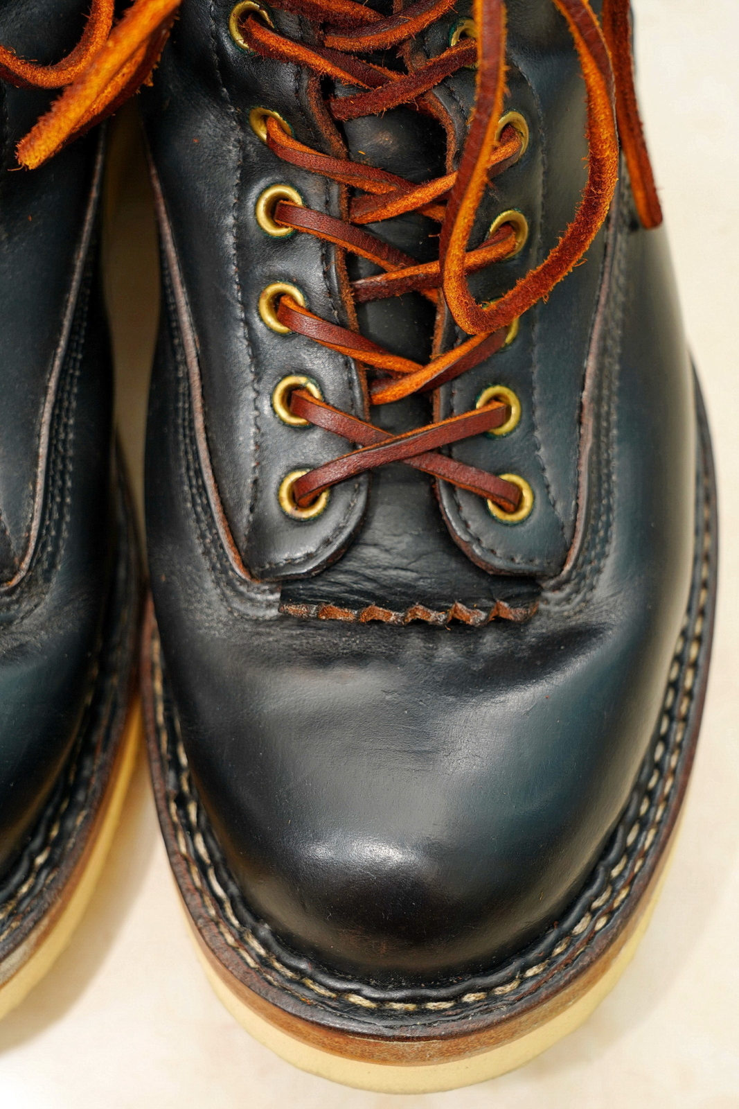 White's Boots Lace to Toe Horween Black,左靴鞋面特寫