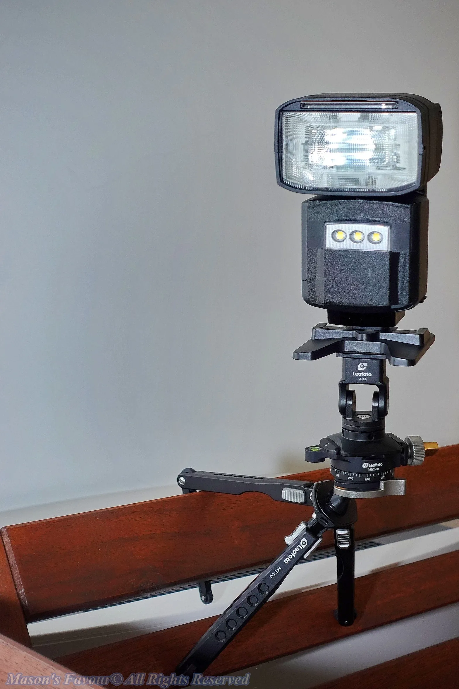Strobe on Leofoto MT-03、MBC-20、FA-14 - Spider Mode on a Non-Flat Object