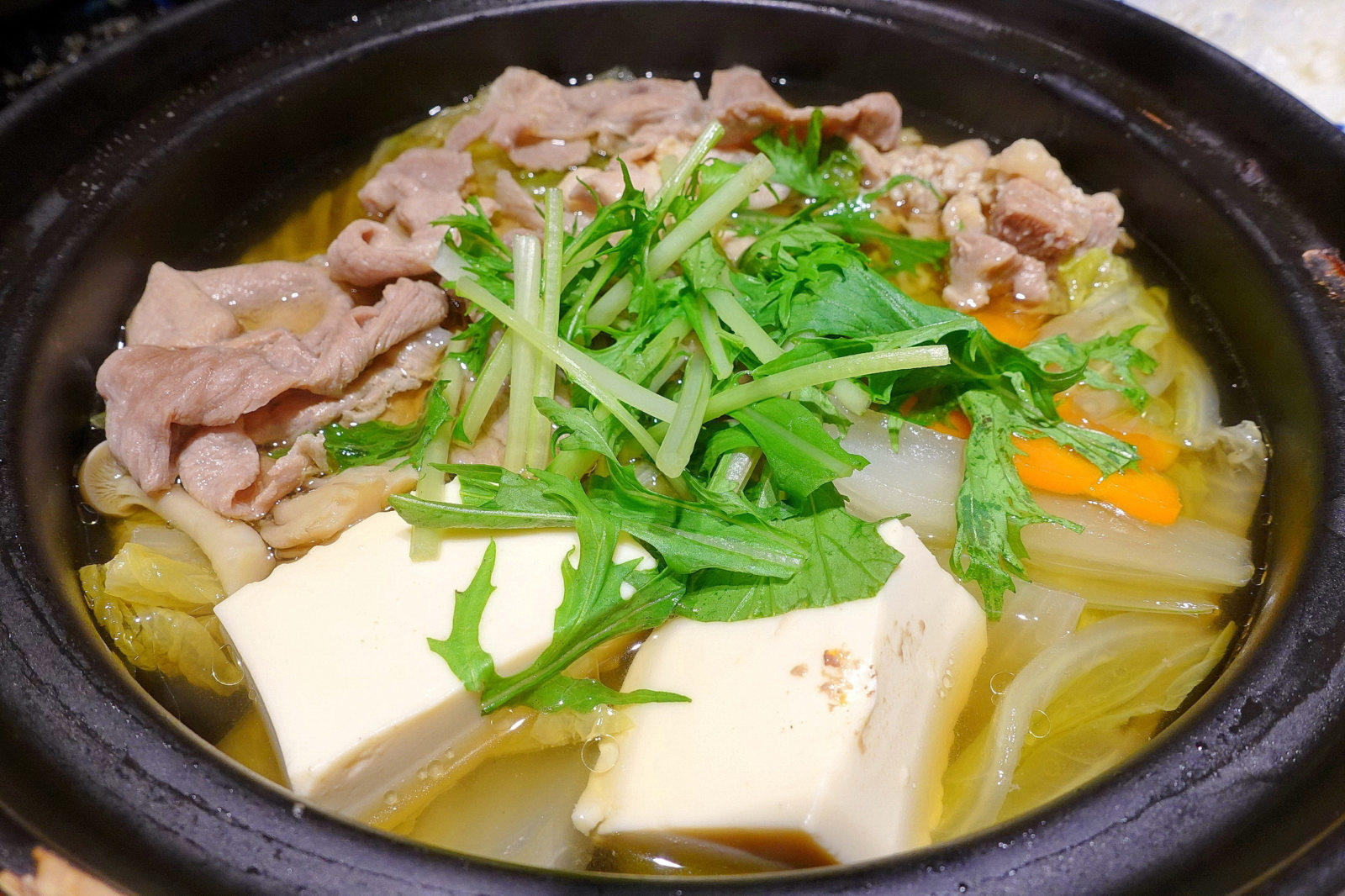 大戶屋 - 鹽鞠雞豬鍋特寫