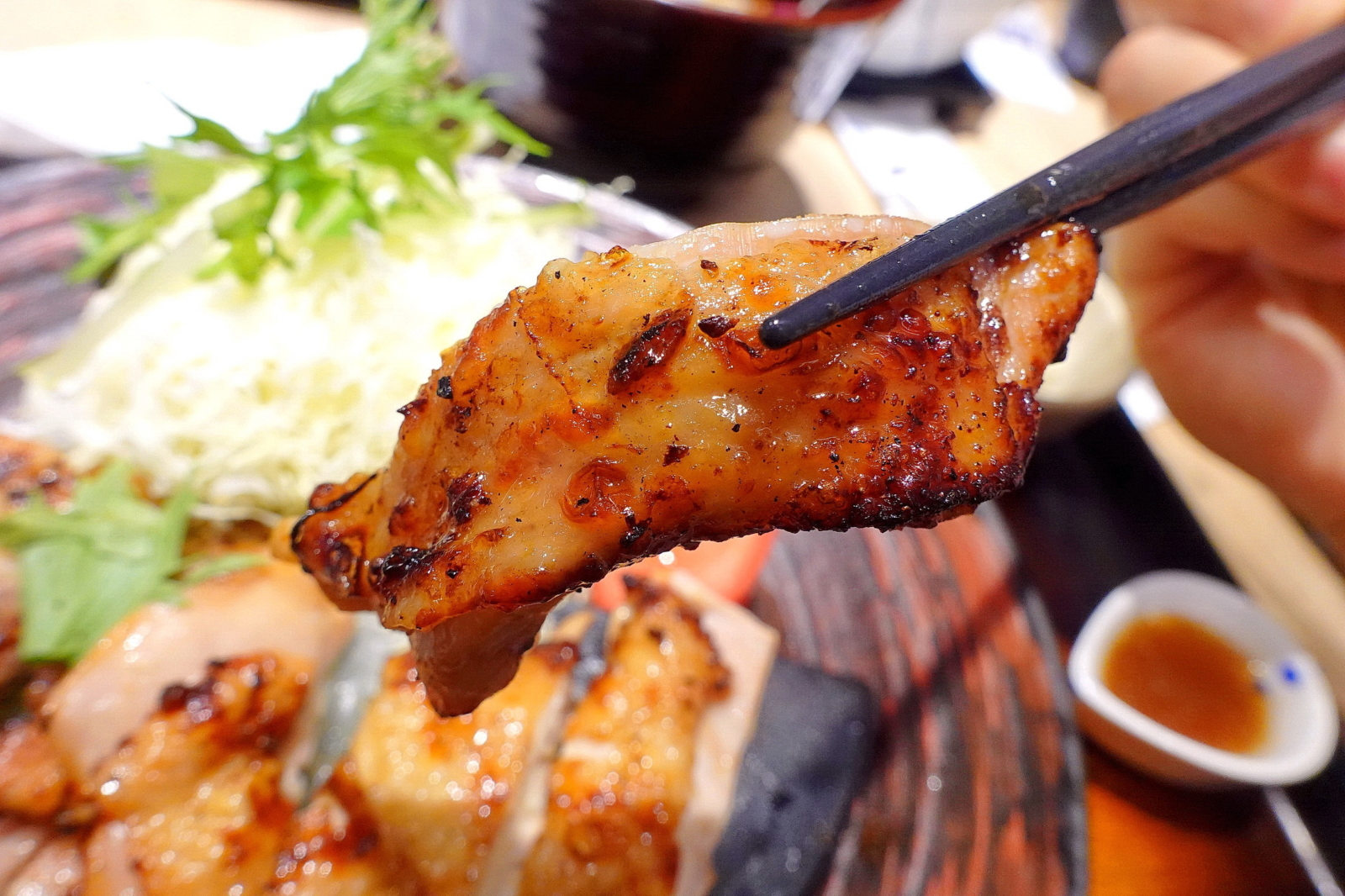 大戶屋 - 雞豬雙鞠定食,雞肉特寫1