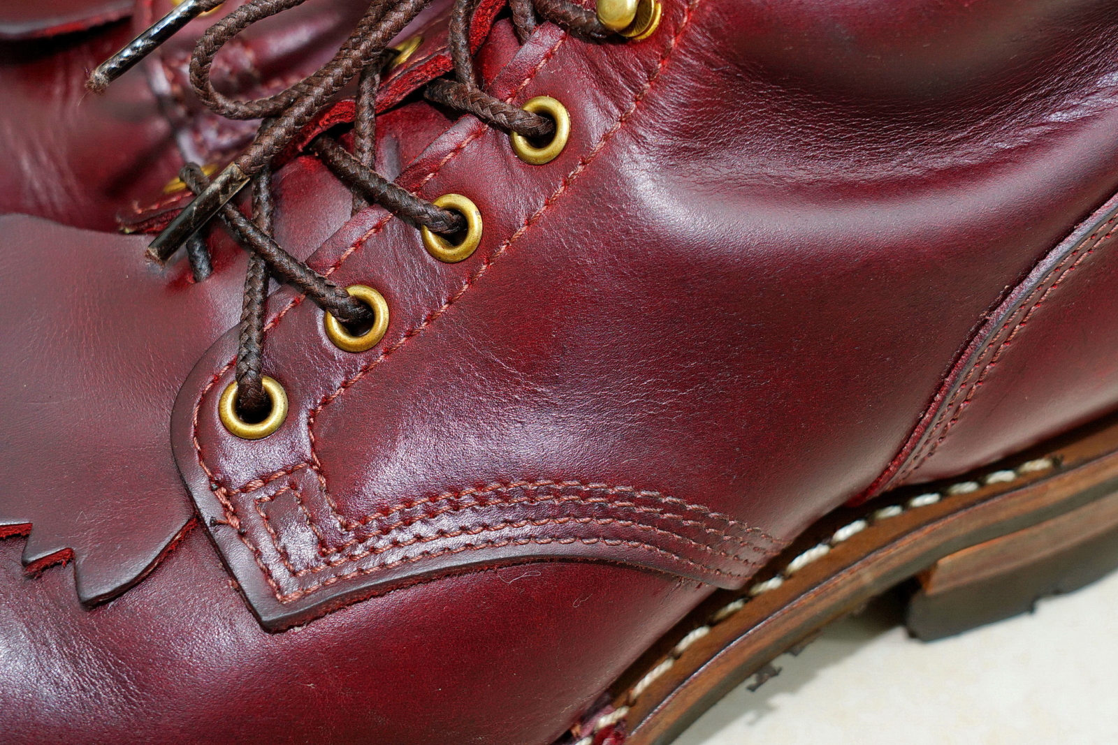 WESCO Boots Jobmaster Burgundy 酒紅七吋皮靴,鞋面縫線特寫