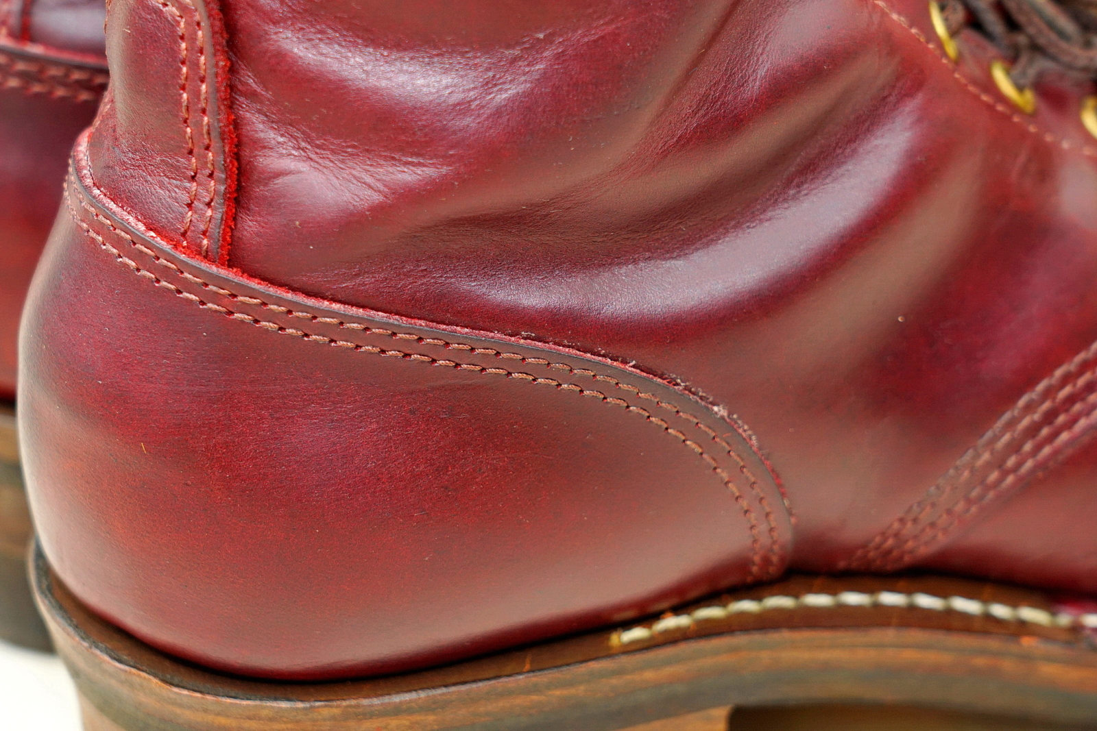 WESCO Boots Jobmaster Burgundy 酒紅七吋皮靴,鞋後踵縫線特寫