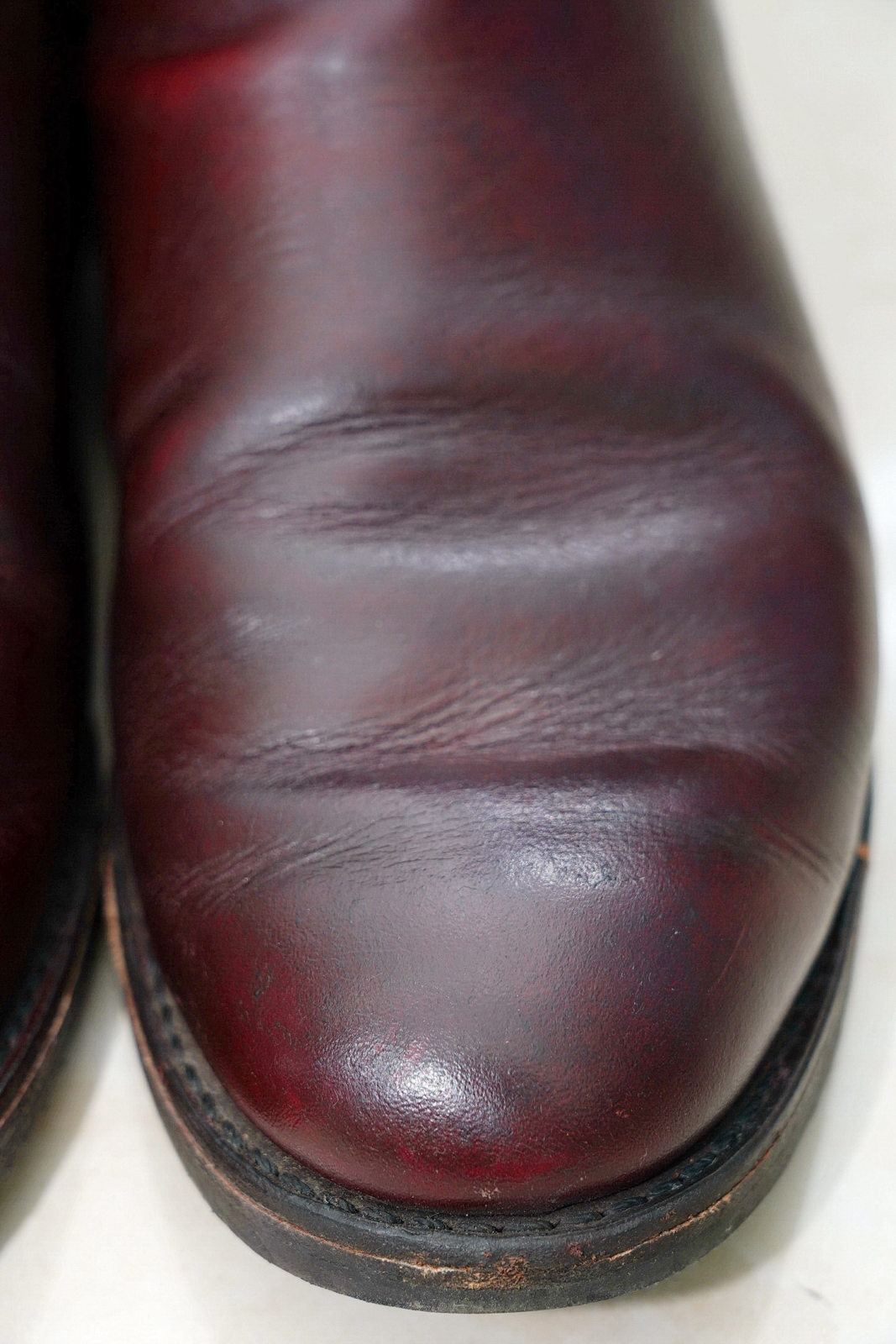 Red Wing 9077,左靴頭特寫