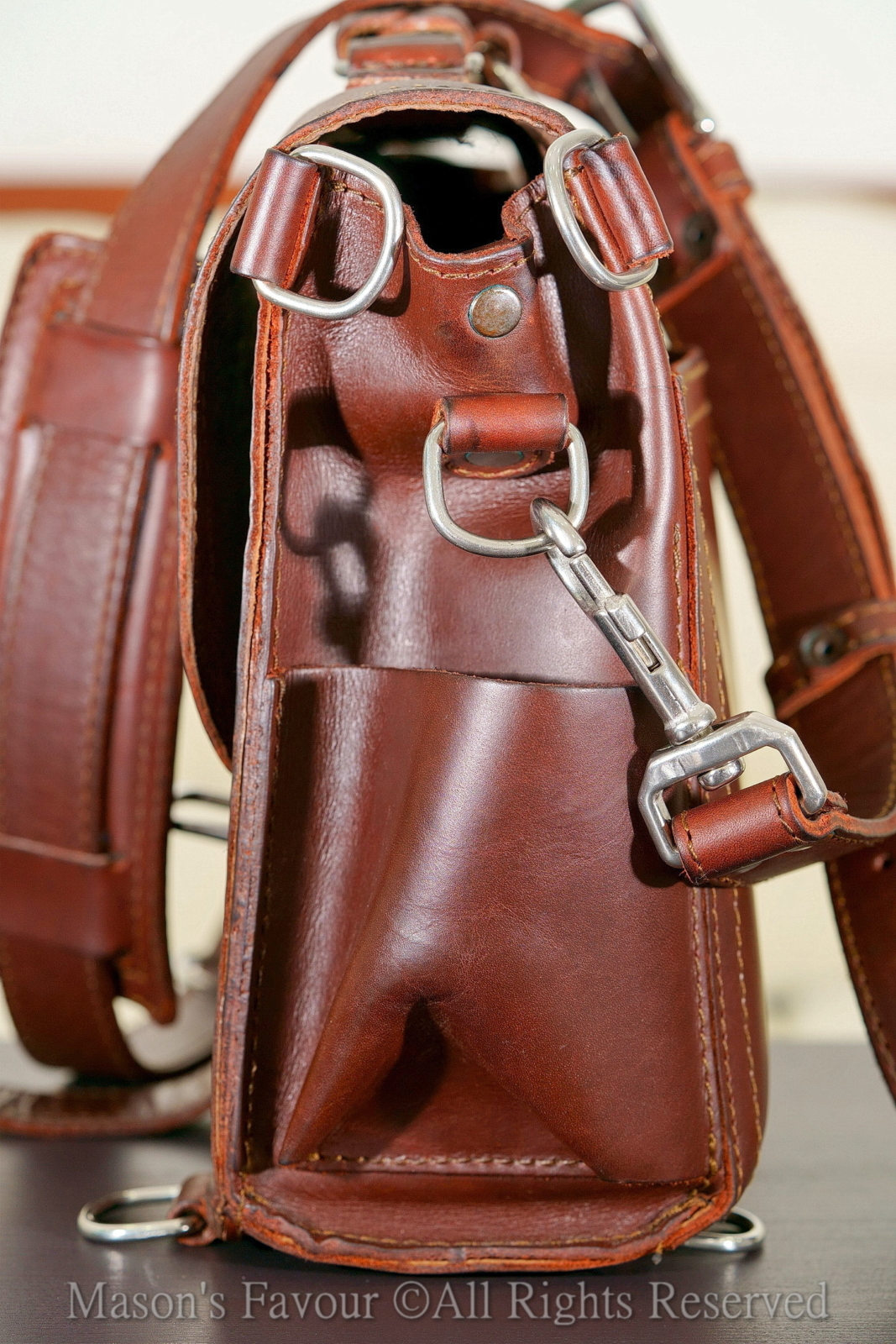 Saddleback Leather Satchel,兩側1