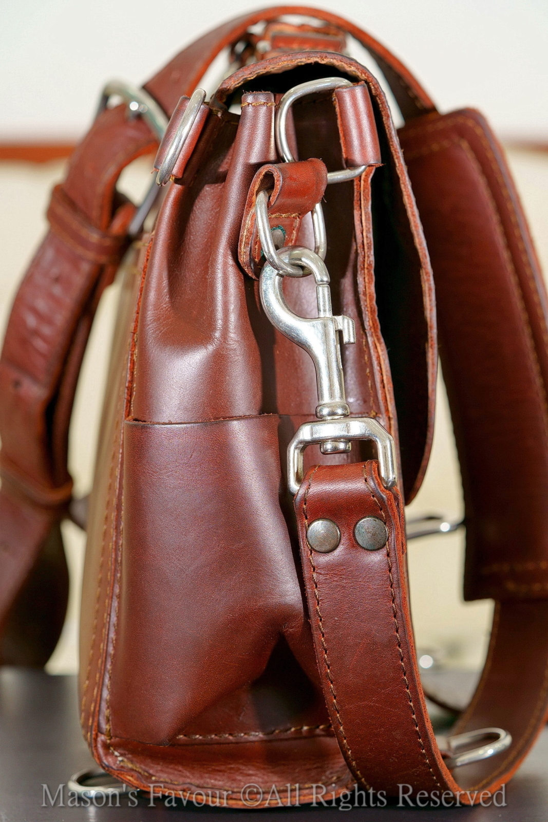 Saddleback Leather Satchel,兩側2