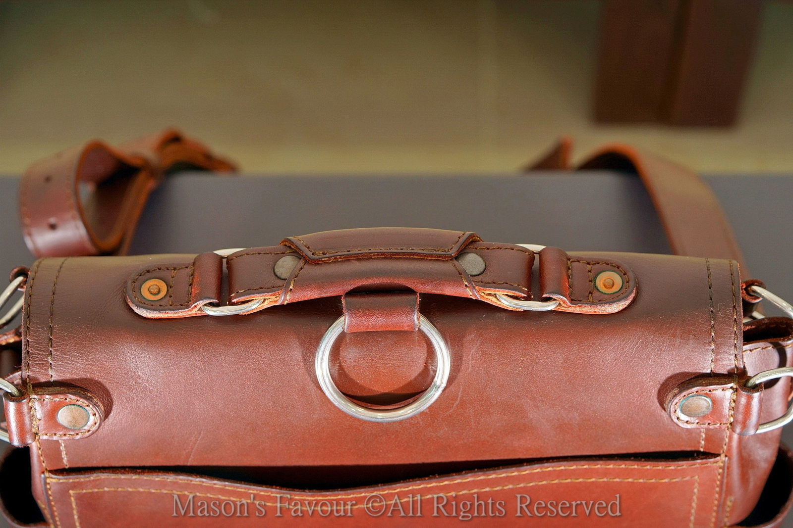 Saddleback Leather Satchel,頂部