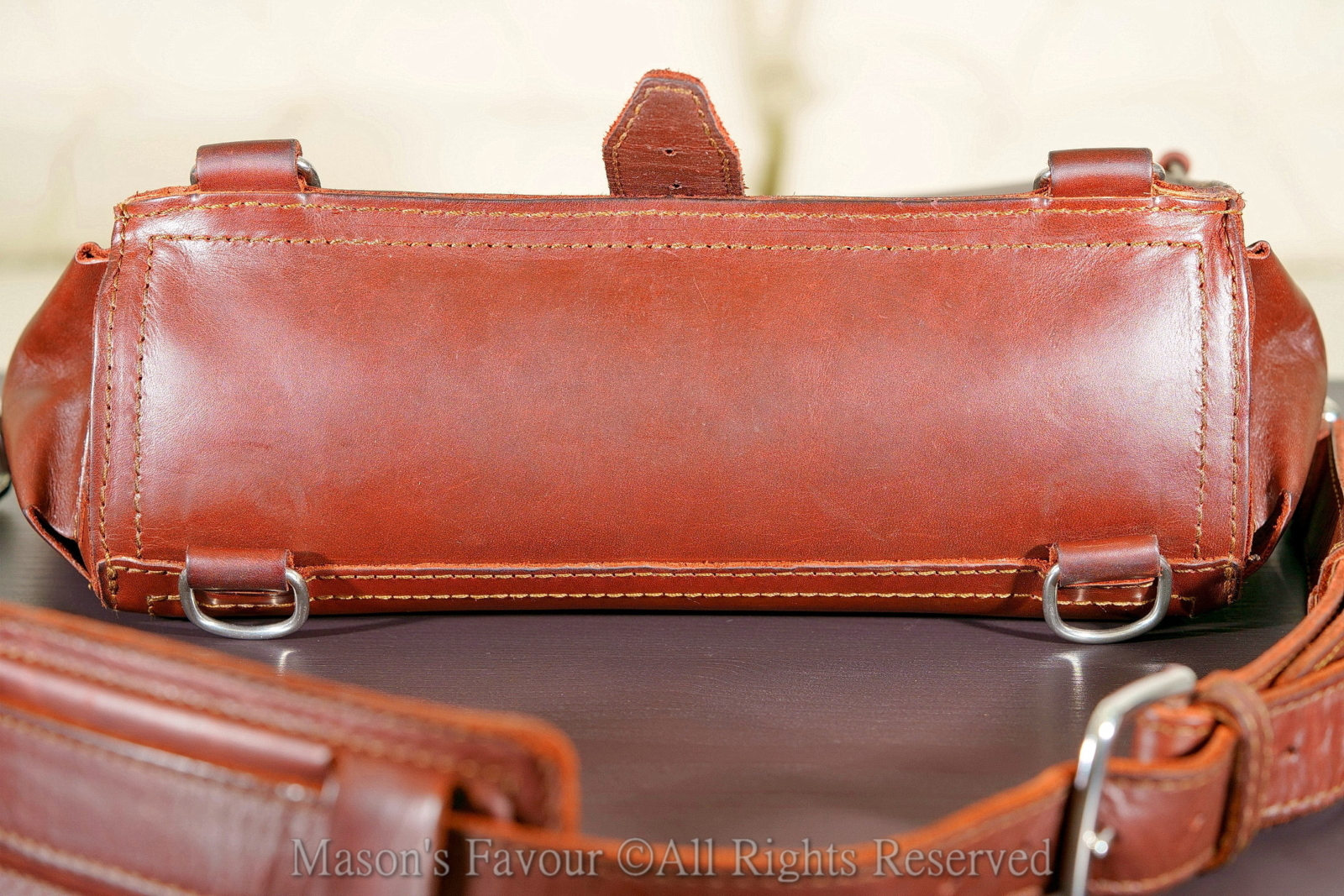 Saddleback Leather Satchel,底部