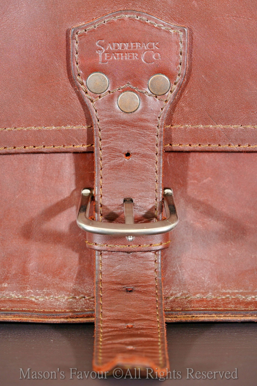 Saddleback Leather Satchel,正面主扣帶