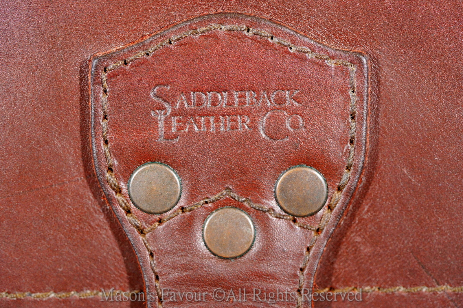 Saddleback Leather Satchel,正面主扣帶標示