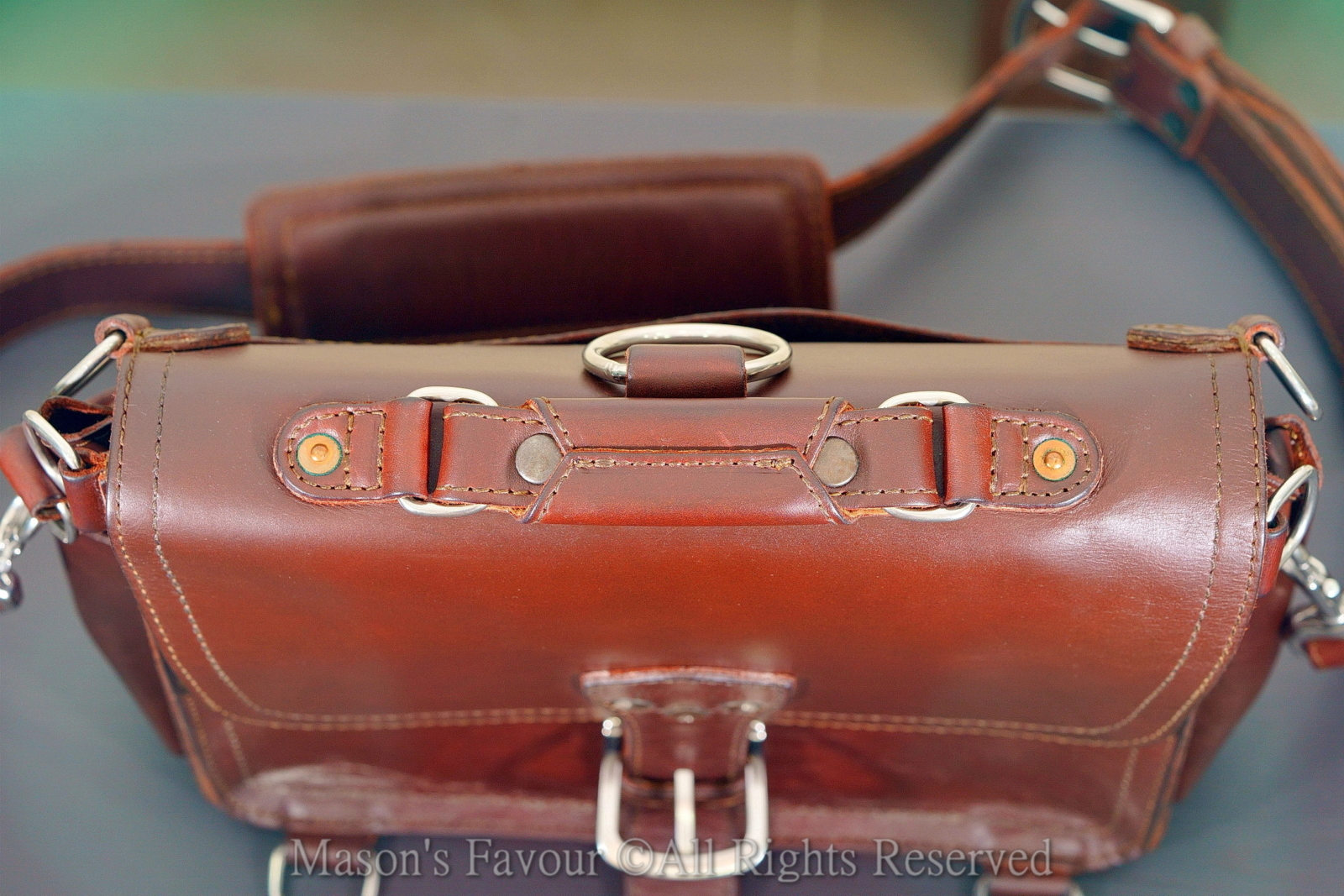Saddleback Leather Satchel,提把1