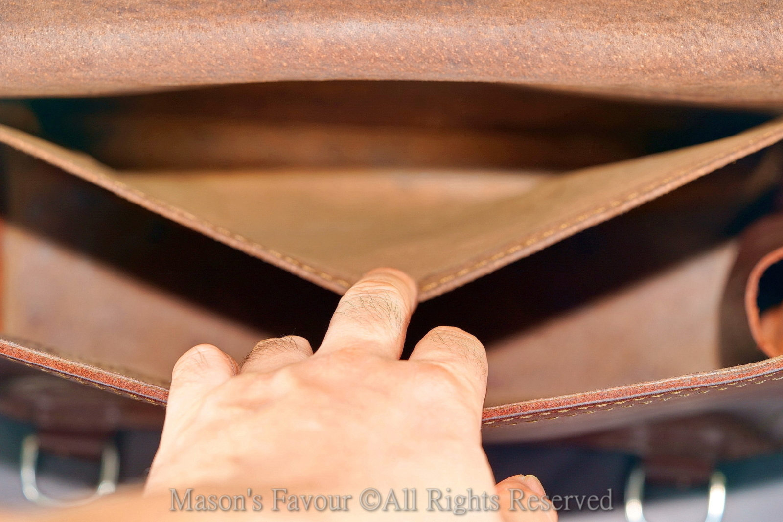 Saddleback Leather Satchel,豬皮隔層