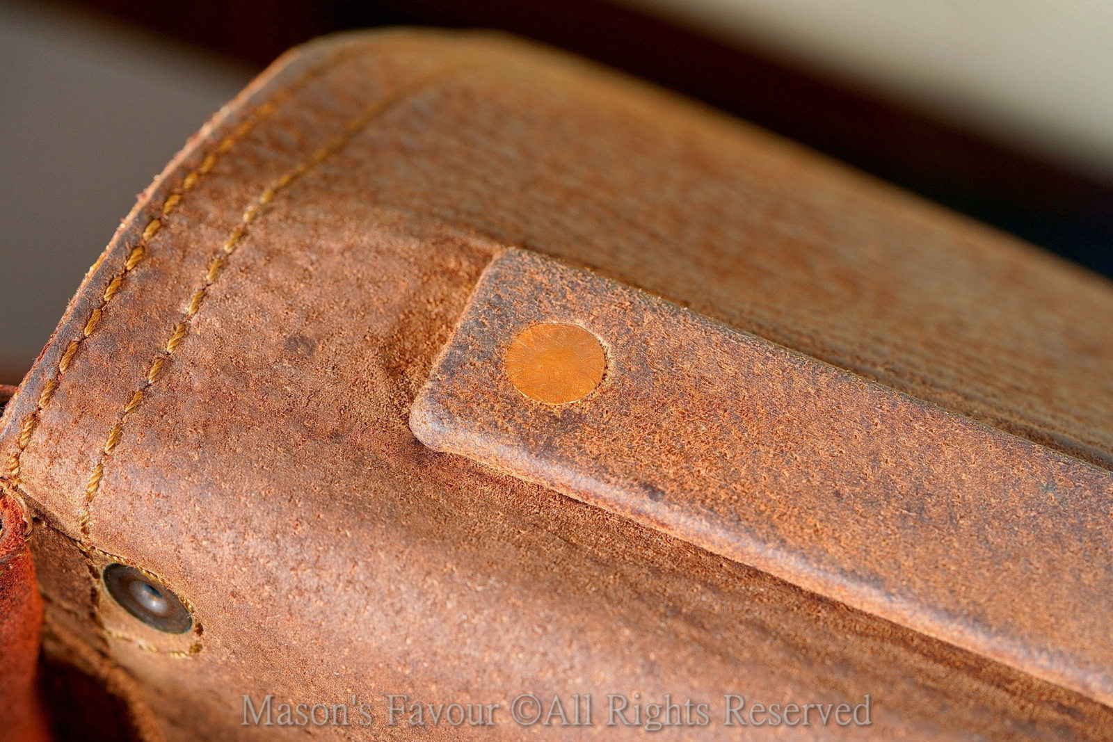 Saddleback Leather Satchel,提把強化鋁條,紅銅鉚釘特寫
