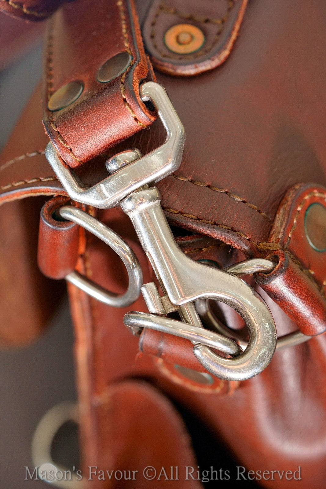 Saddleback Leather Satchel,背帶彈簧扣