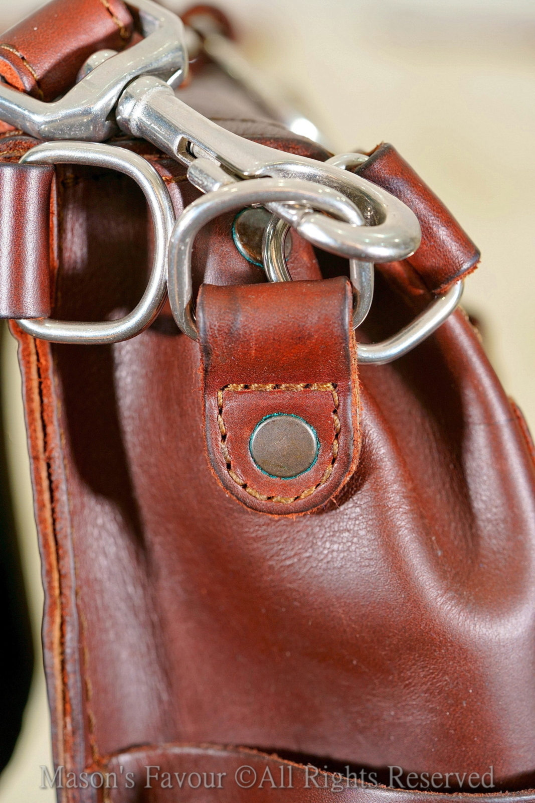 Saddleback Leather Satchel,金屬D扣環鉚定點