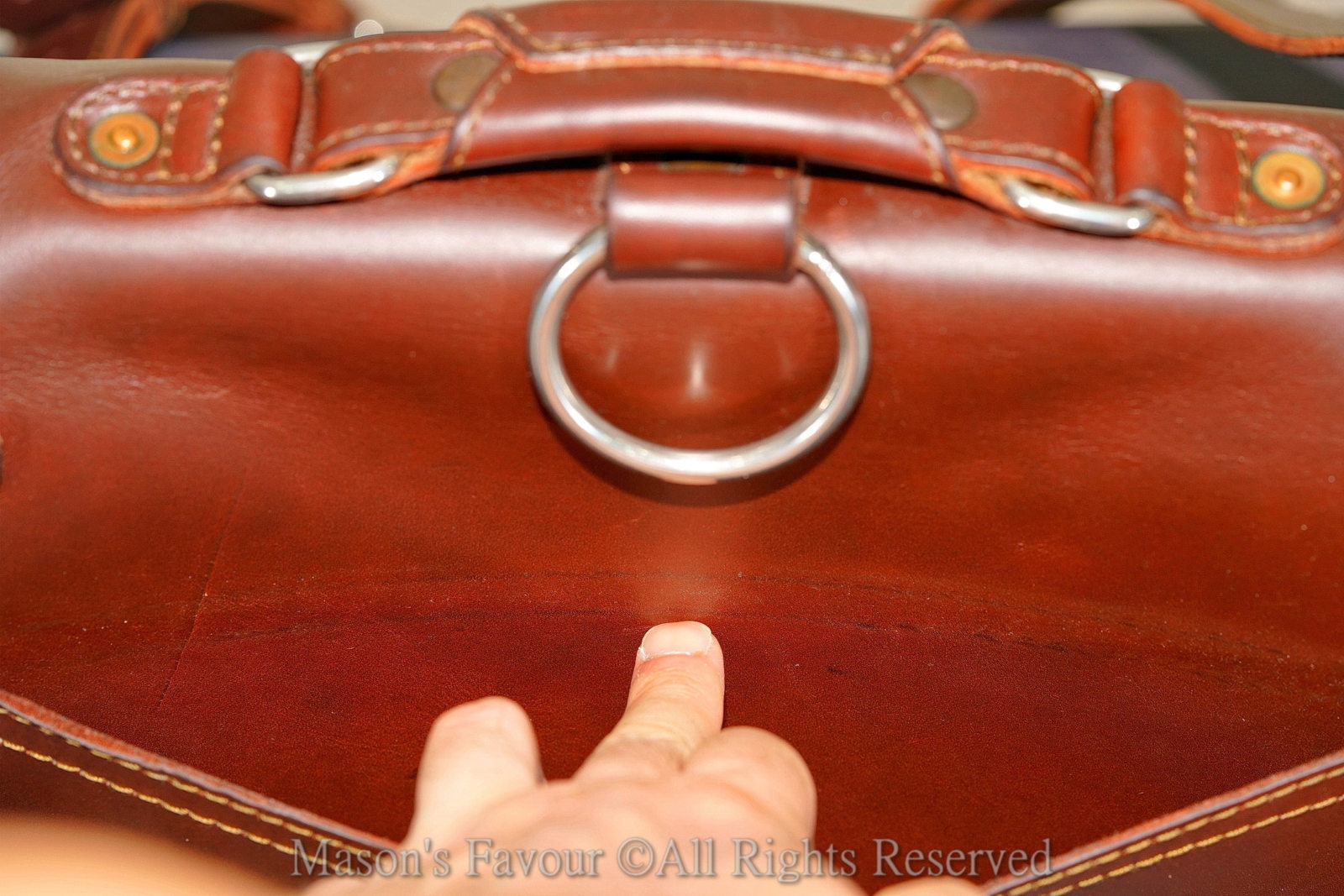Saddleback Leather Satchel,背面皮革夾層,打開