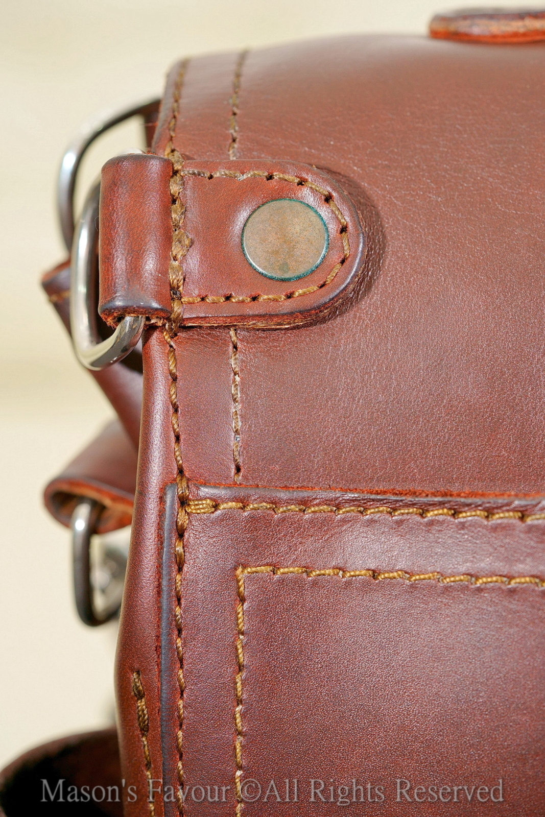 Saddleback Leather Satchel,背面兩側D環及鉚定點