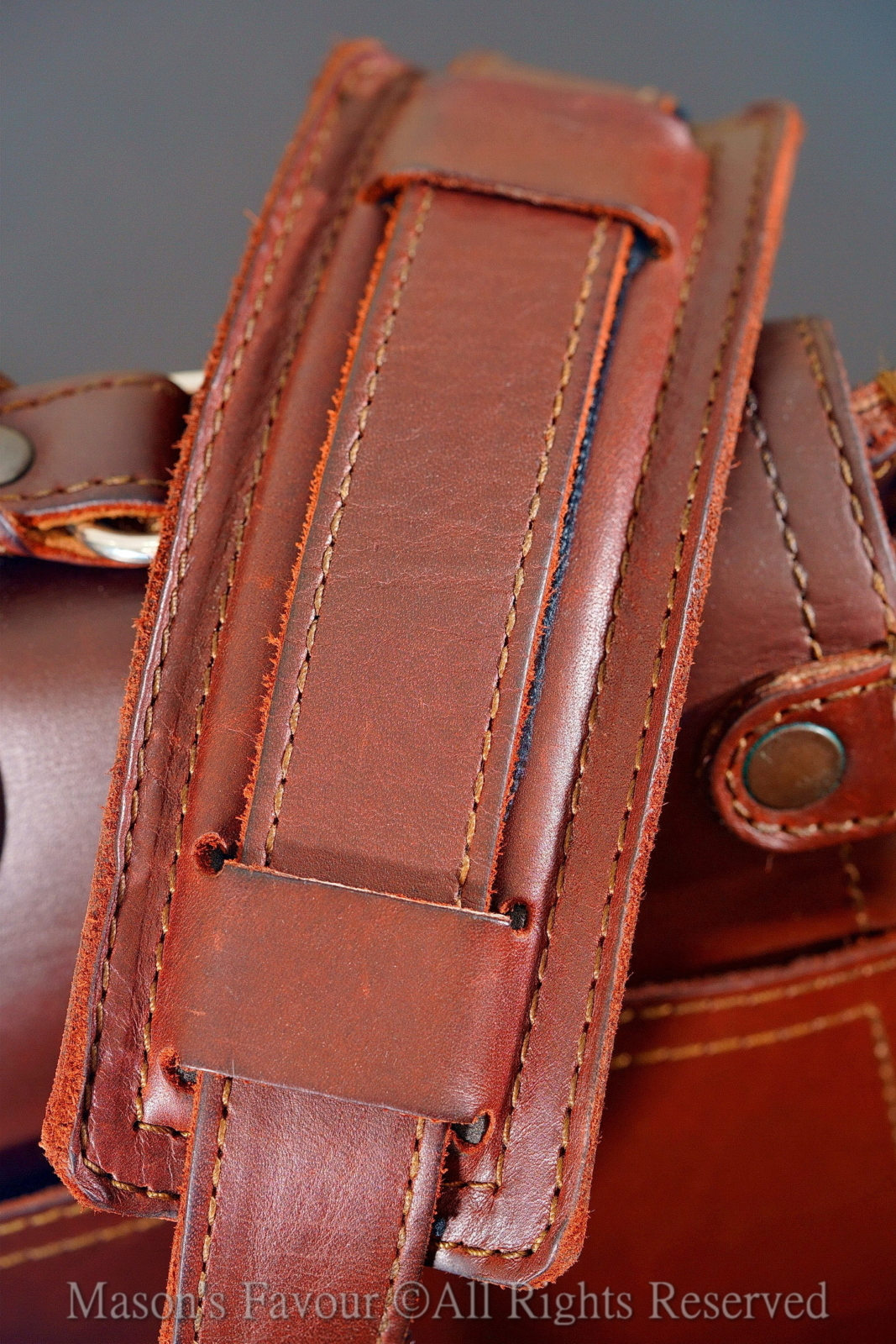 Saddleback Leather Satchel,背帶肩墊1