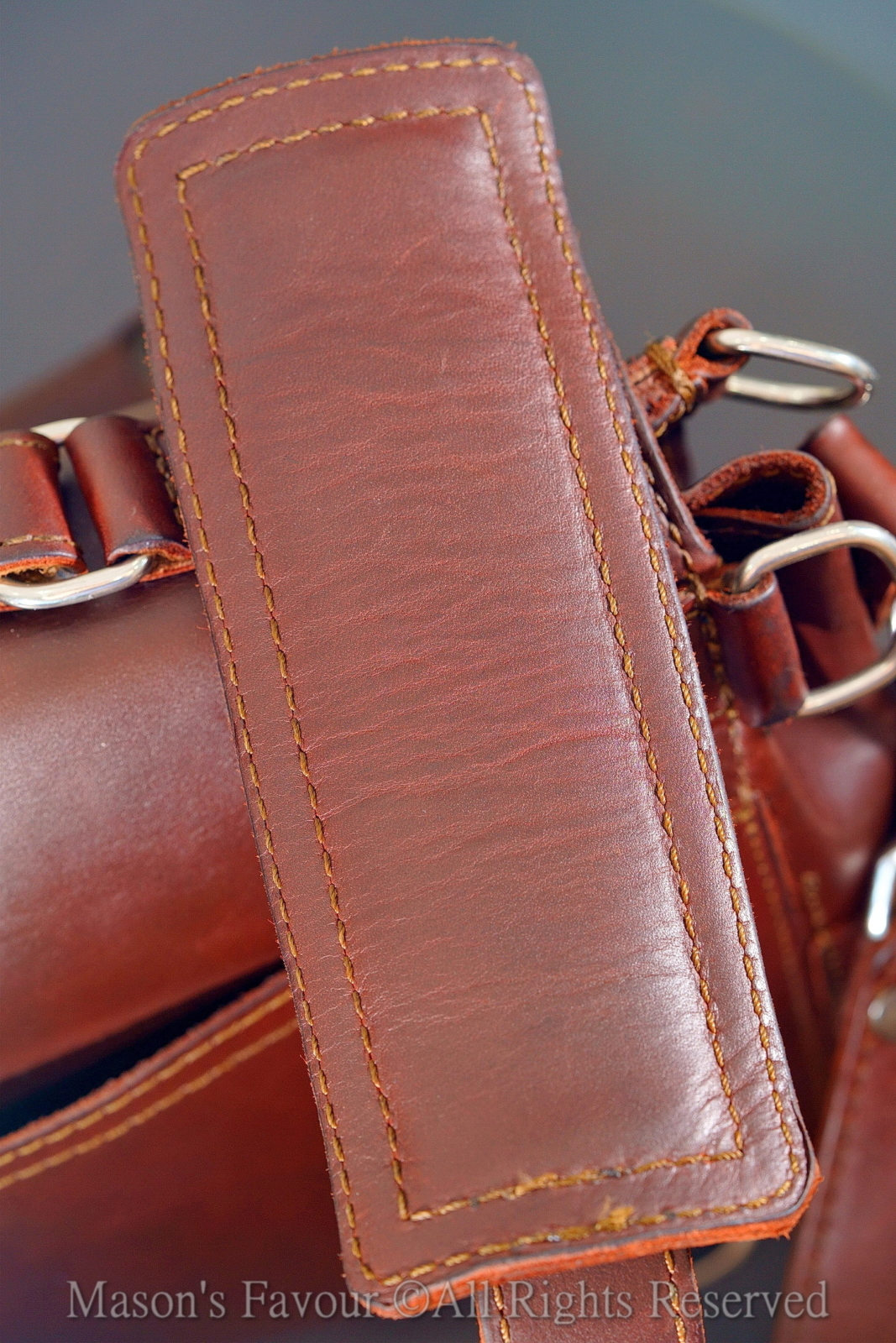 Saddleback Leather Satchel,背帶肩墊2