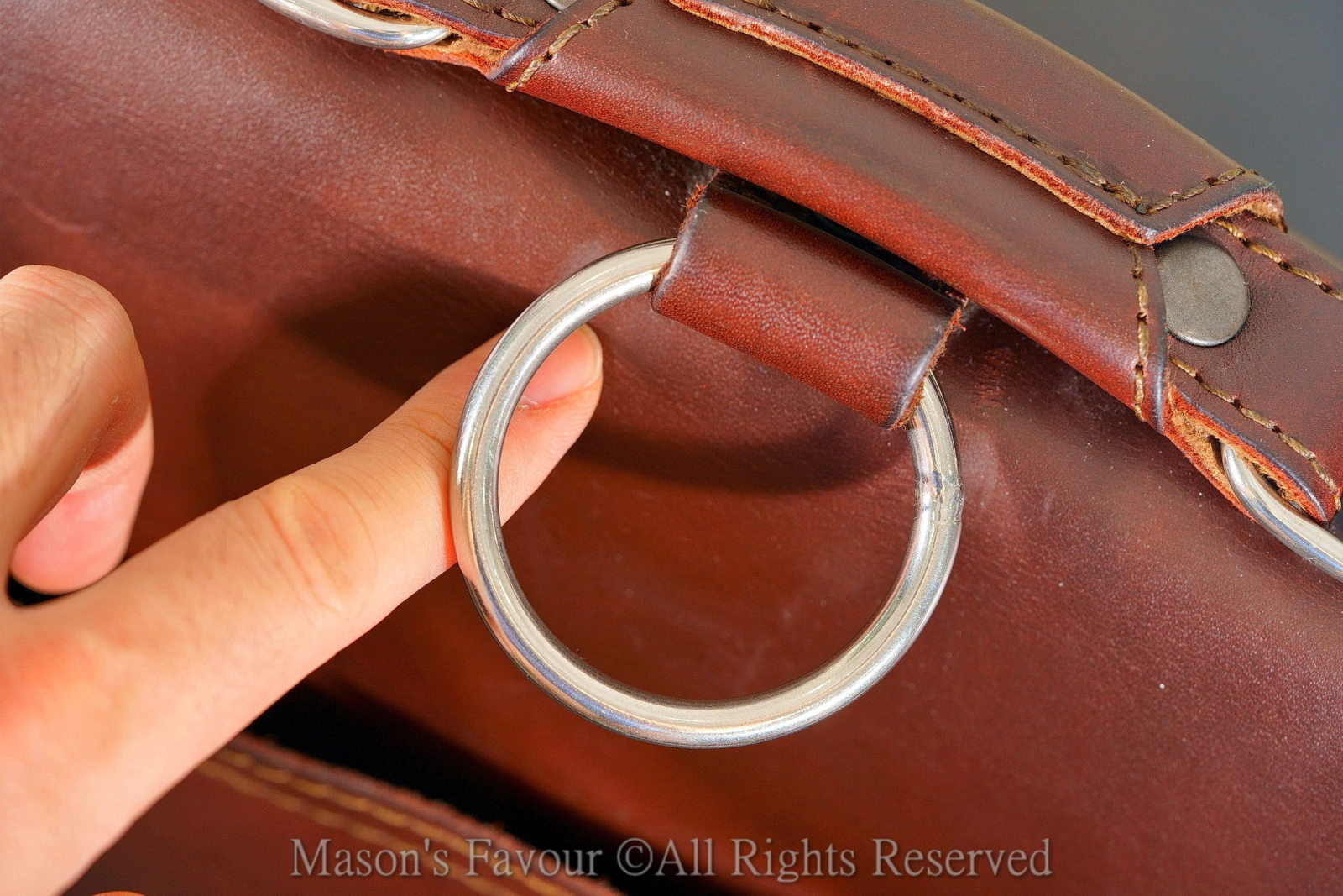 Saddleback Leather Satchel,大O環特寫