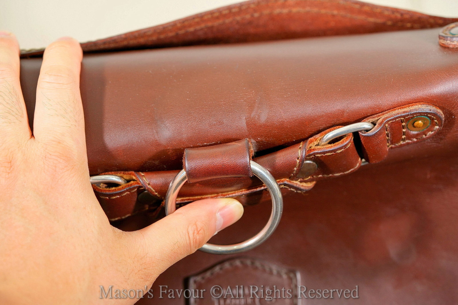 Saddleback Leather Satchel,經年著用皮革軟化狀態2
