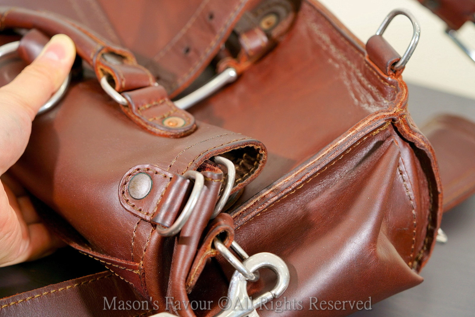 Saddleback Leather Satchel,經年著用皮革軟化狀態3