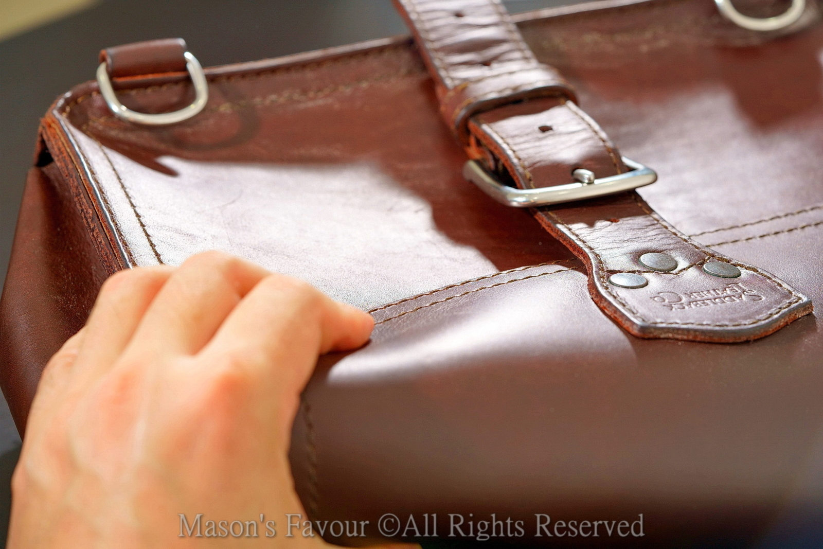 Saddleback Leather Satchel,經年著用皮革軟化狀態4