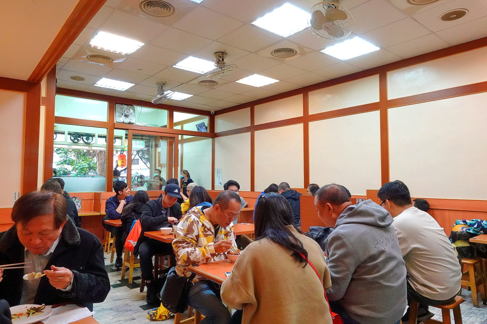 黃記滷肉飯店內