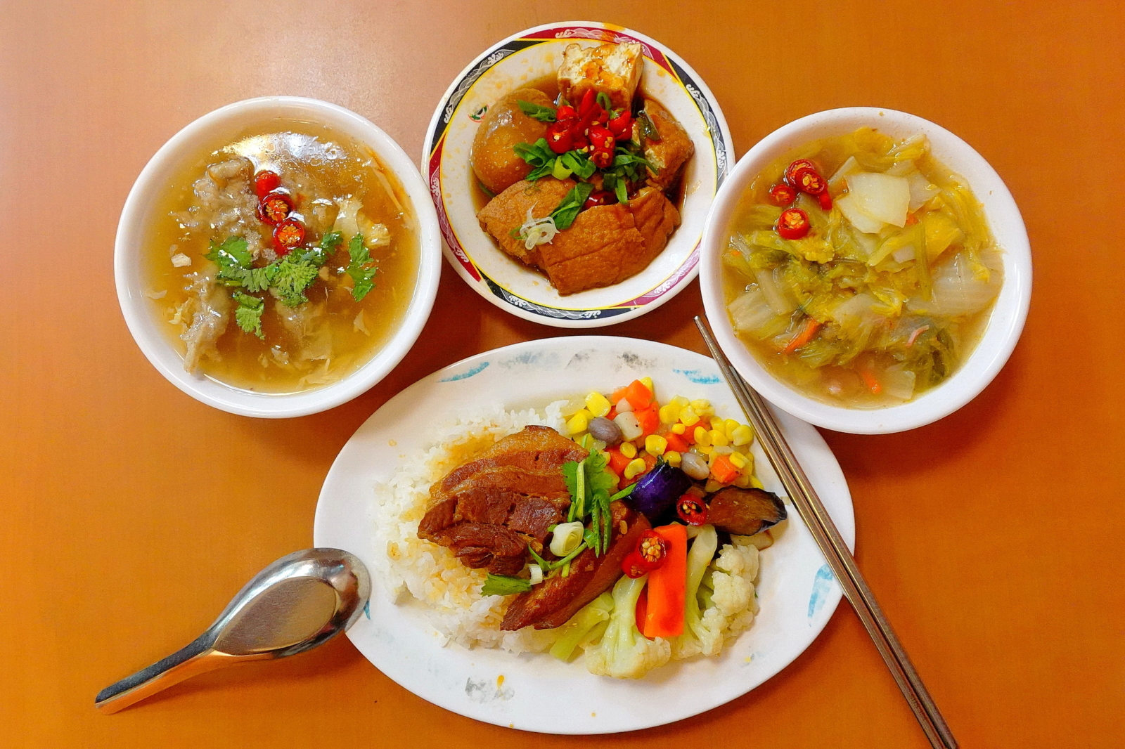 焢肉飯、滷白菜、油豆腐、滷蛋、赤肉羹