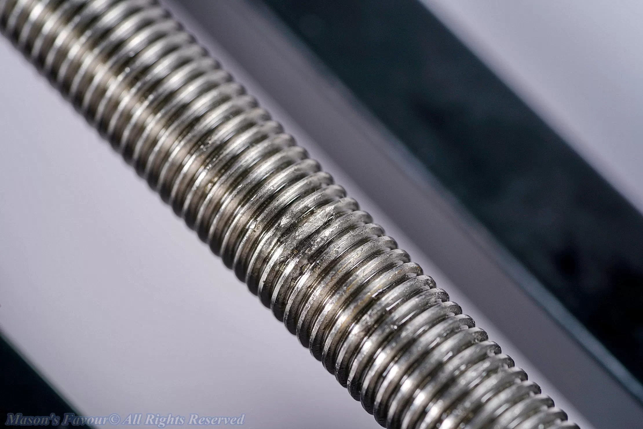 Hejnar Macro Focusing Rail MS5P-10-KS - Enlarged view 3 of Stainless Steel Screw, it has broken crests that may cut a brass engagement piece on the camera seat clamp.