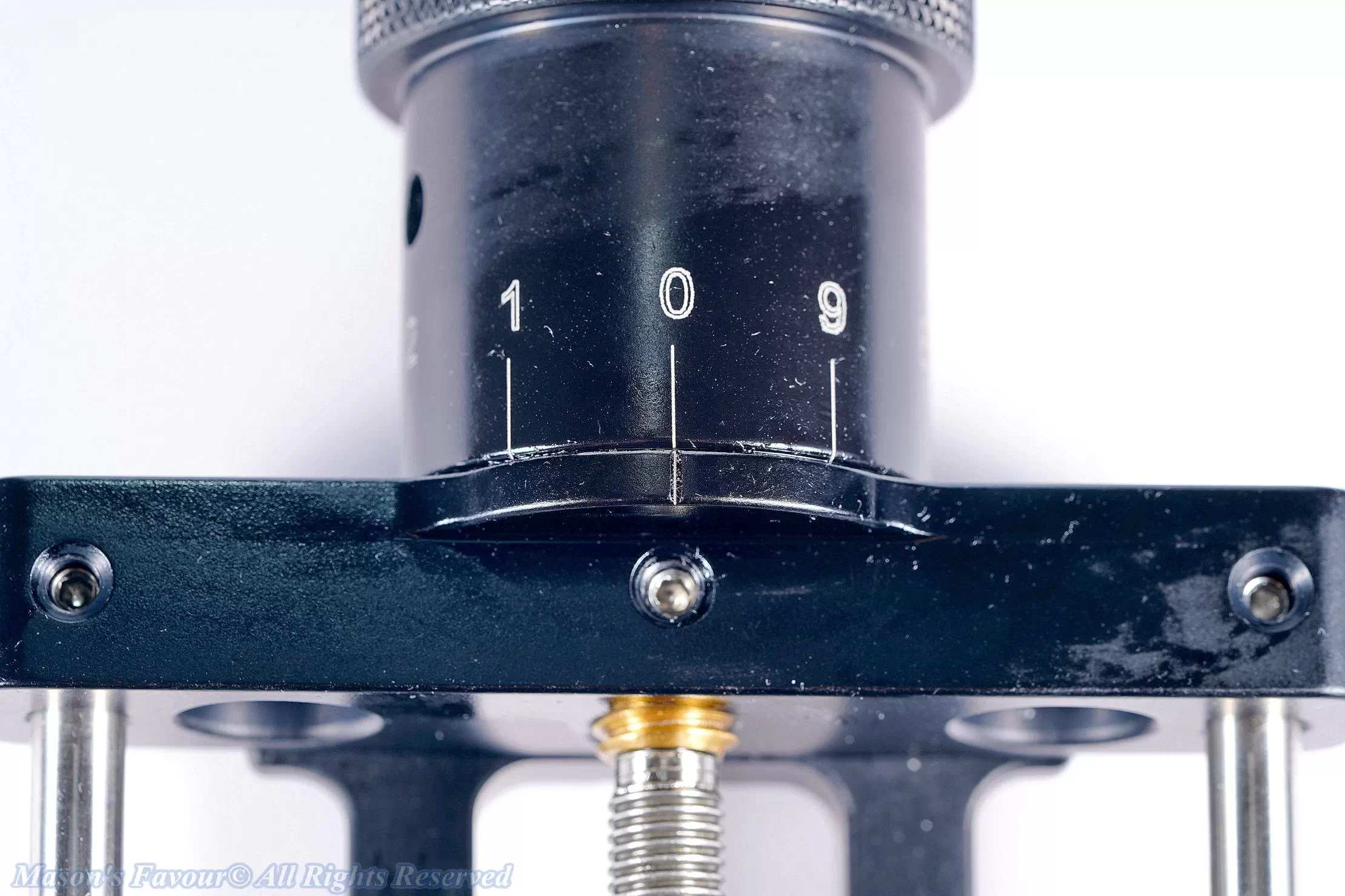 Hejnar Macro Focusing Rail MS5P-10-KS - Enlarged view 1 of Dial, its geometric axis is tilted from a rotation axis so its inner surface facing the frame is also tilted and wears the surface of the frame, and no washer is mounted between the dial and the frame to prevent the contact and wearing