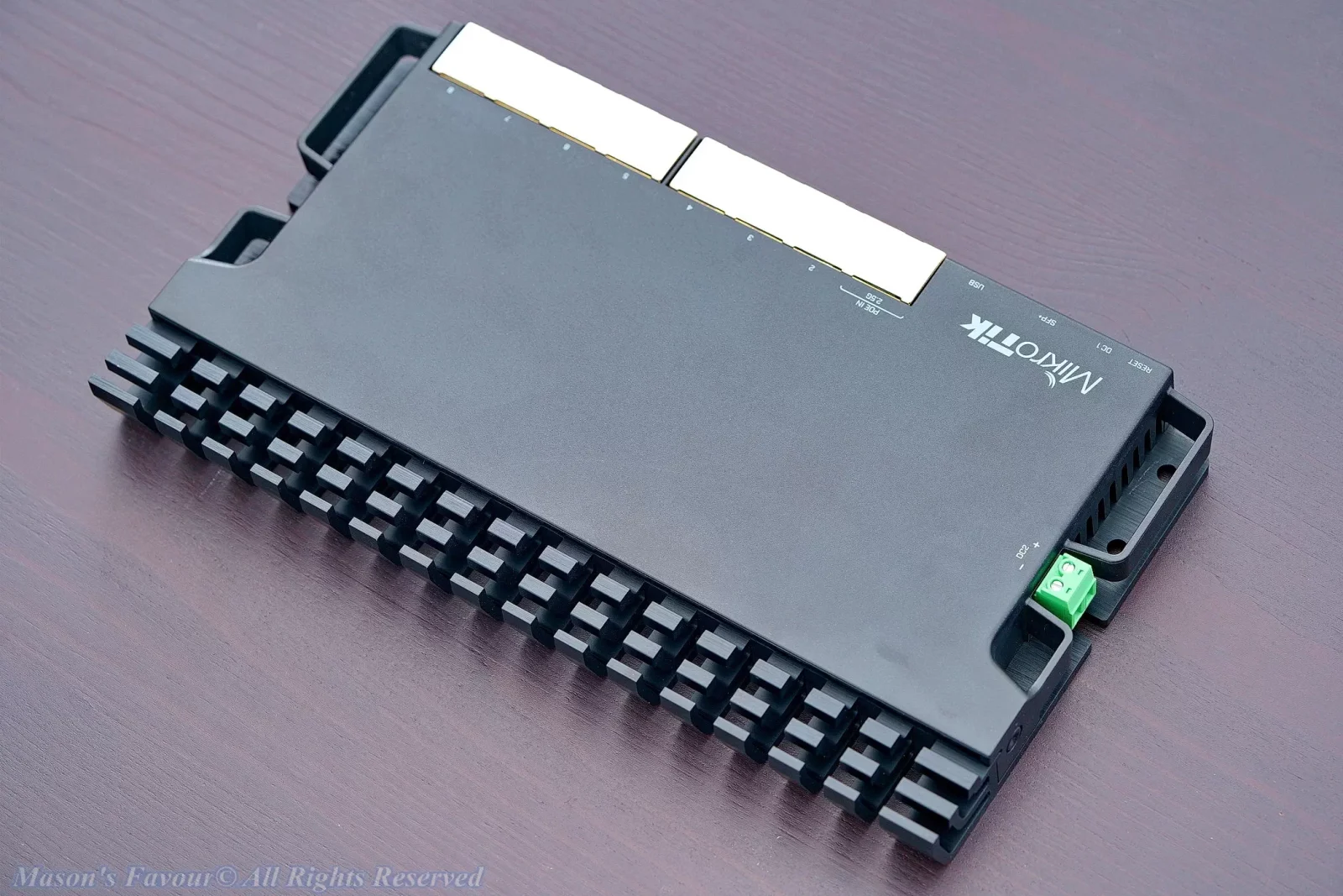 MikroTik RB5009UG+S+IN - Perspective 4