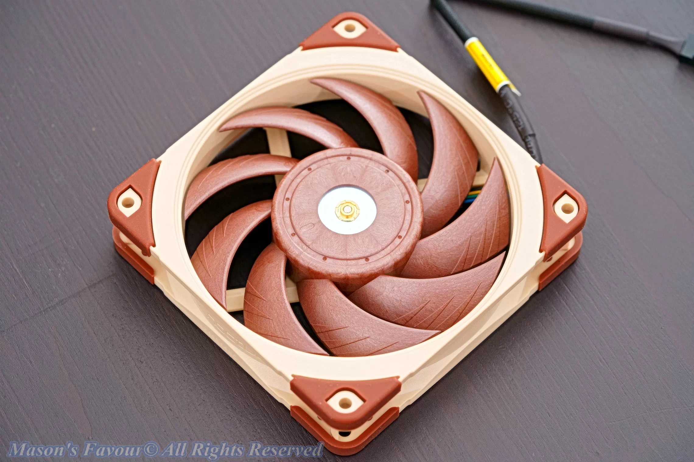 Noctua A12X25 5V PWM - Fan, Front on the Desk