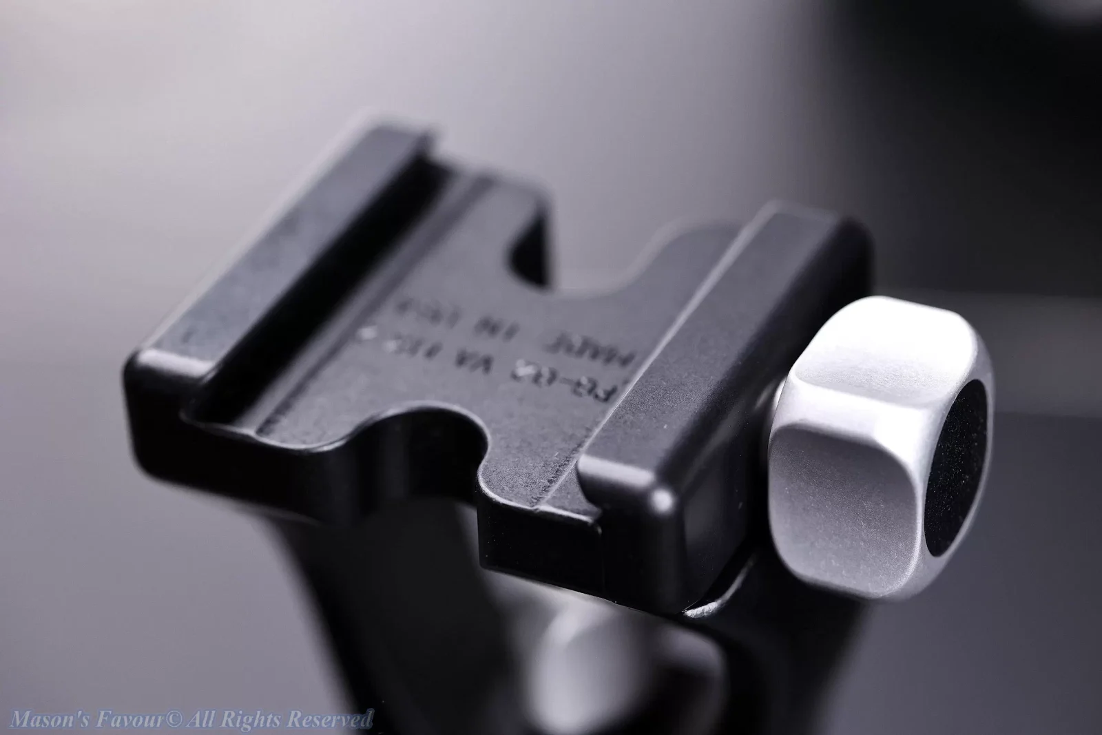 Really Right Stuff (RRS) PG-02MKII - Vertical Arm Marco - (Arca Swiss) Jaw Lock Clamp 4, Jaw Lock Knob
