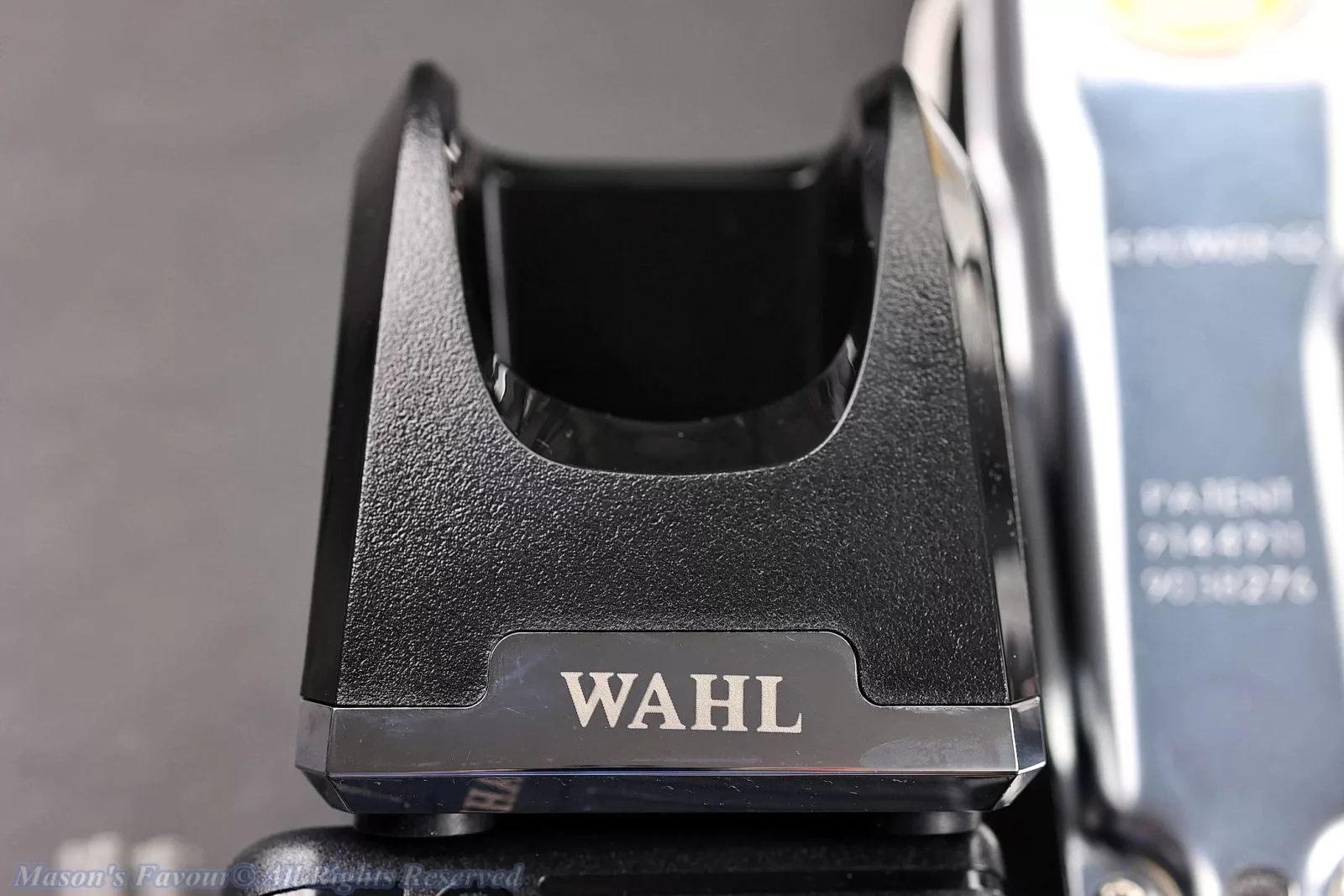 Wahl Pro Cordless Senior Metal Edition - Charging dock of the hair clipper, Front